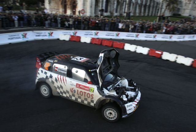 Οδηγός ράλι τερματίζει με ανοιχτό καπό σε αγώνα ταχύτητας στην Πορτογαλία